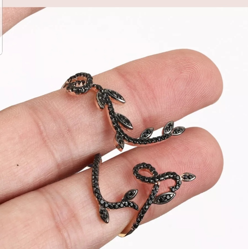 Dual finger floral open cuff with black onyx - Picture 4 of 4